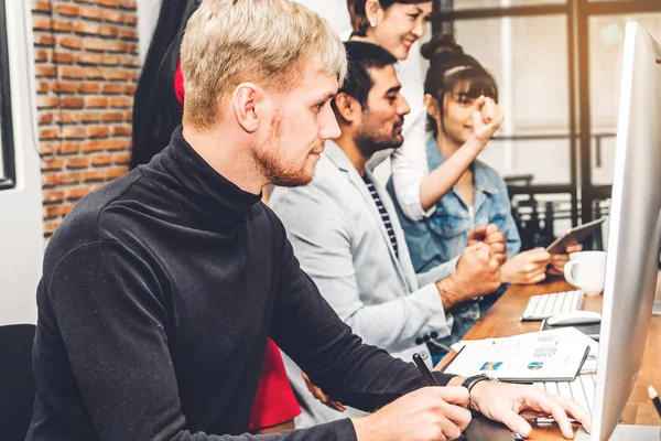 Gruppo Business Casual Che Lavora Discute Strategia Con Desktop Computer — Foto Stock