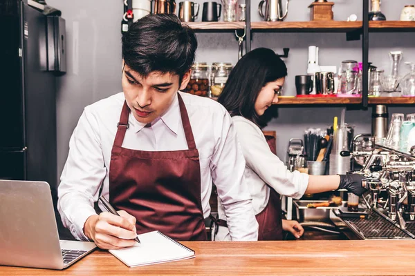 Portrait Couple Small Business Owner Smiling Working Laptop Counter Bar — Stock Photo, Image