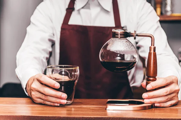 Barista Houden Het Maken Van Koffie Staande Achter Bar Van — Stockfoto