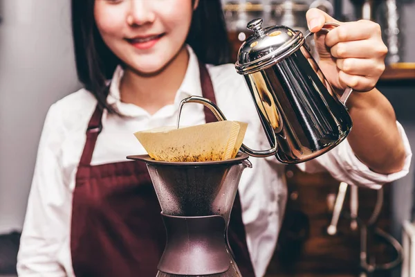 Barista Kobiet Dokonywanie Kapać Kawa Kawiarni — Zdjęcie stockowe