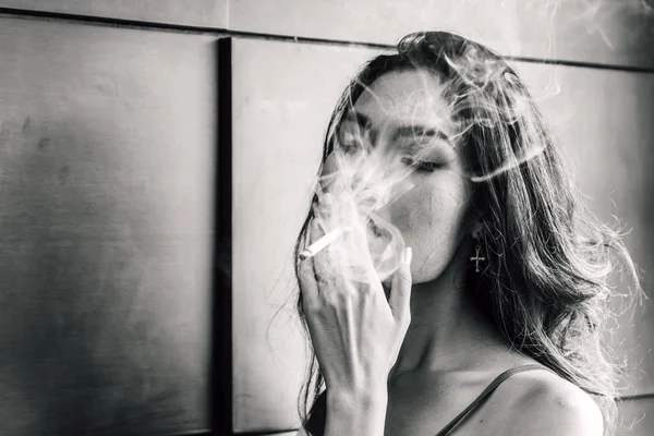 Módní Portrét Krásná Žena Sexy Štíhlé Tělo Kouření Cigaret — Stock fotografie