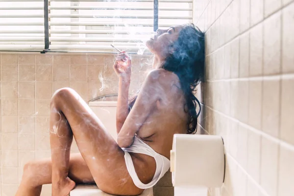 Güzel Kadın Seksi Ince Vücut Banyoda Sigara Çilmeyen Moda Portre — Stok fotoğraf