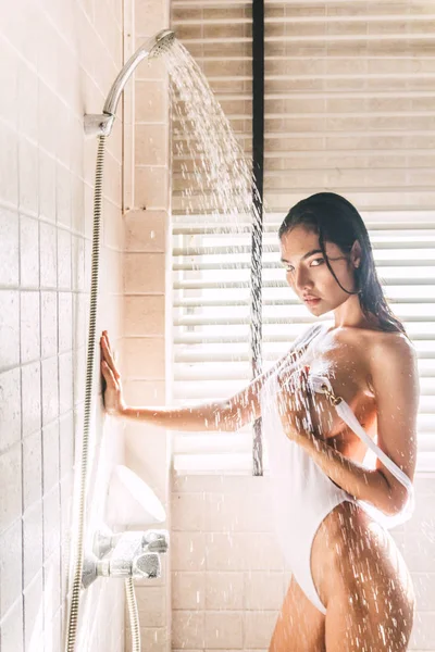 美丽的妇女沐浴在浴室的肥皂 — 图库照片
