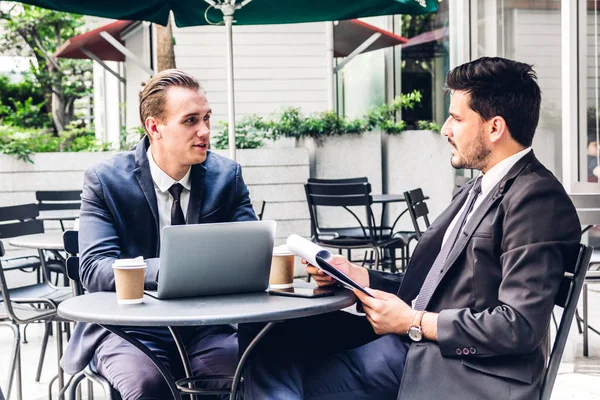 Imagen Dos Compañeros Trabajo Negocios Traje Negro Hablando Trabajando Con — Foto de Stock