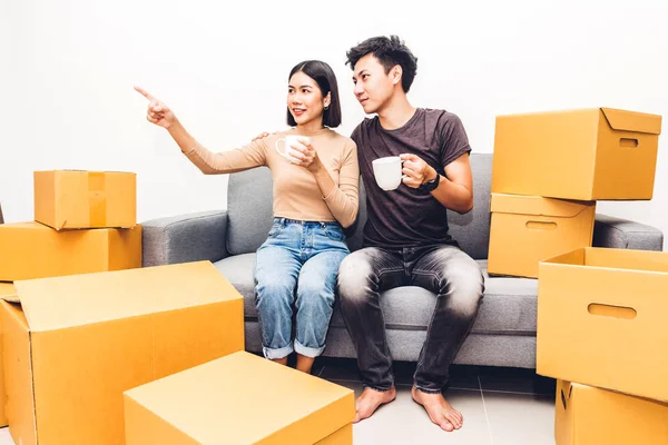 Šťastný Mladý Pár Rozbalení Krabice Stěhování Svého Nového Domova Koncept — Stock fotografie