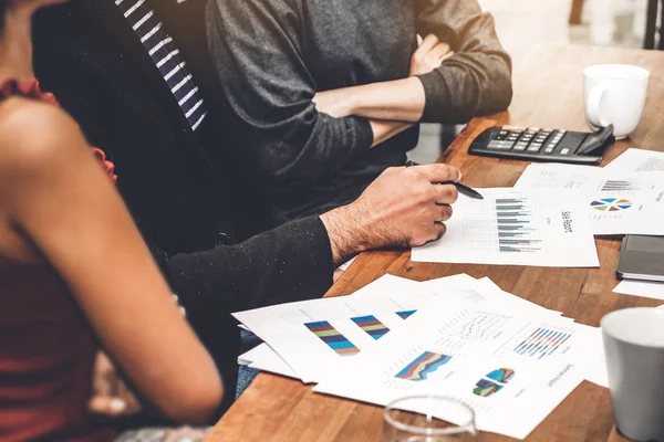 Grupp Casual Business Diskuterar Och Arbetar Med Laptop Computer Creative — Stockfoto