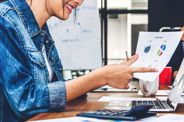 Unga Casual Affärskvinna Arbeta Och Använda Laptop Computer Creative Kvinna — Stockfoto