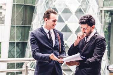 Siyah gülümseyen iki işadamı iş arkadaşlarınızla konuşmak ve working.business insanlar modern kent strateji tartışmaya uygun