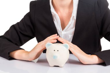 Beyaz arka plan üzerinde izole kumbara holding iş kadını