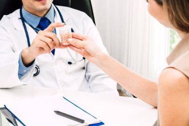 Hastanedeki hastanın yanında ilaç tutan doktor. Sağlık ve ilaç.