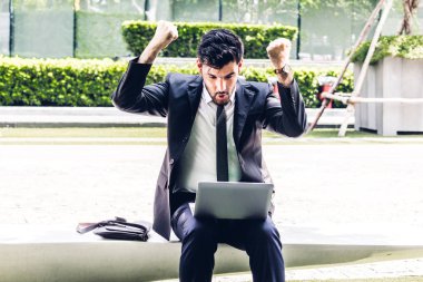 Siyah şık elbiseli kadar silah ile kutluyor ve dizüstü bilgisayar ile şehrin üzerinde çalışma otururken yakışıklı işadamı başarılı. İş ve başlangıç