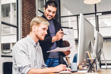 Grup çalışma ve Strateji planlama masaüstü computer.creative iş adamları ve modern çalışma çatı katında beyin fırtınası ile tartışırken rahat iş. Ekip çalışması kavramı