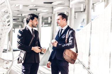 Siyah gülümseyen iki işadamı iş arkadaşlarınızla konuşmak ve working.business insanlar modern kent strateji tartışmaya uygun