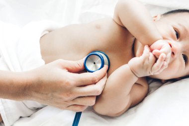 Doktor muayene bebek hospital.healthcare ve tıp stetoskop ile