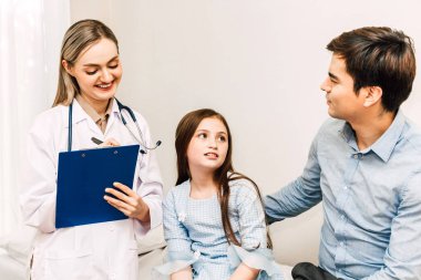 Danışmanlık doktor ve hastanede küçük kızla bilgilerini kontrol edin. Küçük bir kız sick.healthcare ve tıp vardır