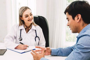 Tartışmak ve hospital.healthcare ve tıp doktorlar masada erkek patien ile danışmanlık doktor