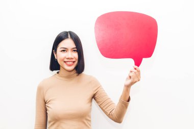 Genç kadın bir konuşma balonu simgesinin boşaltmak ile gidiyor