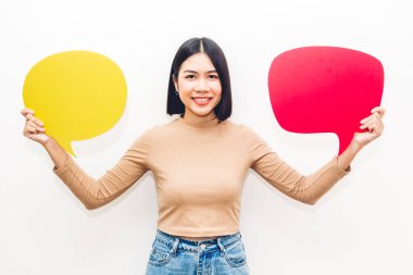 Genç kadın bir konuşma balonu simgesinin boşaltmak ile gidiyor