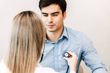 Kadın doktor muayene erkek hasta ile hospital.healthcare ve tıp stetoskop