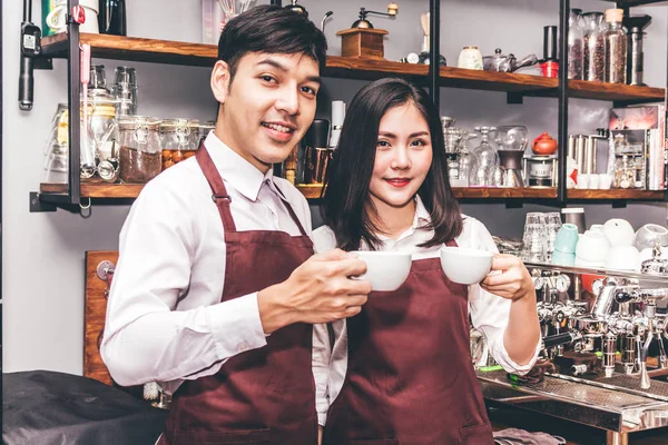 Portrait Couple Propriétaire Petite Entreprise Souriant Tenant Café Derrière Comptoir — Photo