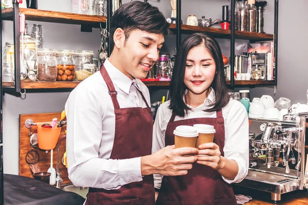 Portrait Couple Propriétaire Petite Entreprise Souriant Tenant Café Derrière Comptoir — Photo