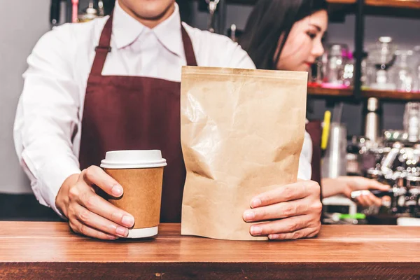 Barista Schenkt Kaffeetasse Kunden Café — Stockfoto