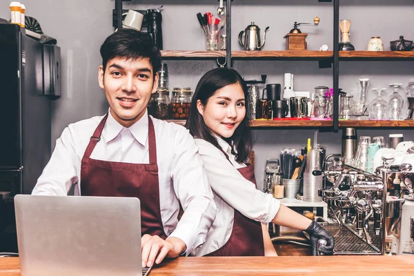 Portret Van Kleine Ondernemer Paar Glimlachend Werken Met Laptop Achter — Stockfoto