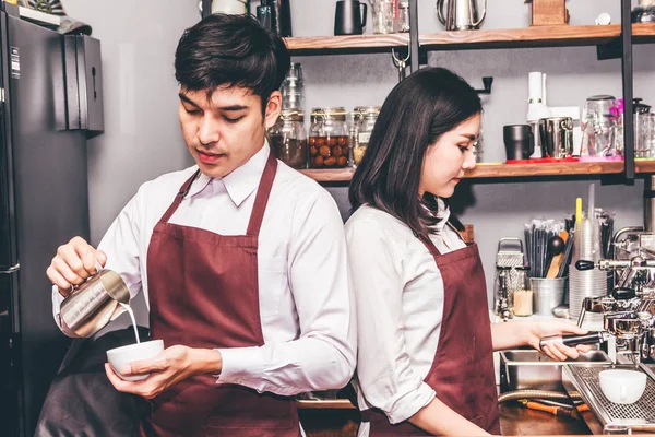 一对夫妇的小企业老板的肖像微笑着 工作在柜台酒吧在咖啡馆 咖啡壶咖啡机的情侣咖啡馆 — 图库照片