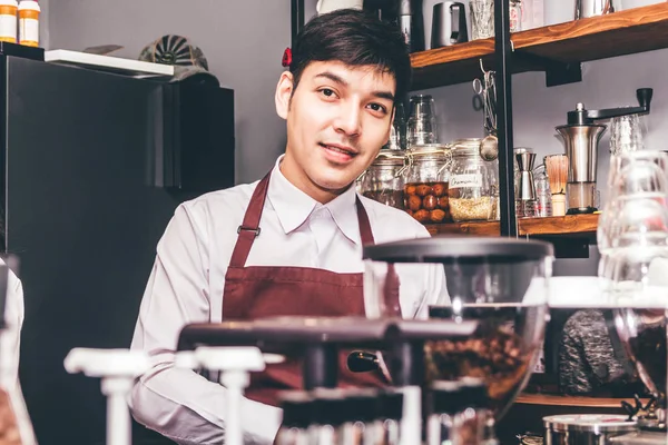 Hombre Barista Utilizando Máquina Café Para Hacer Café Cafetería — Foto de Stock