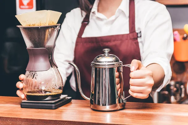 Vrouwen Barista Maken Van Infuus Koffie Het Café — Stockfoto