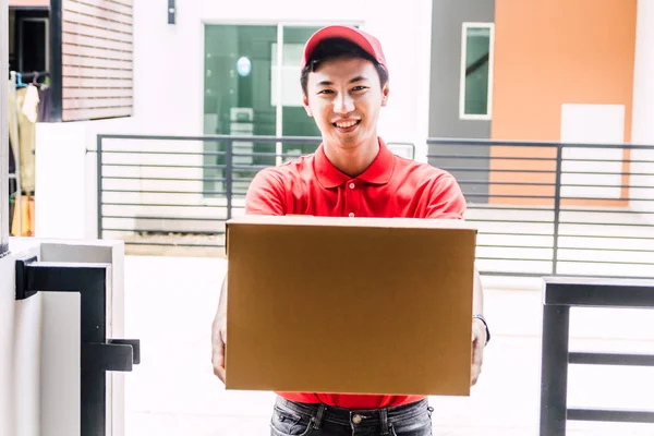 Happy Delivery Man Rood Uniform Met Kartonnen Doos Buurt Van — Stockfoto