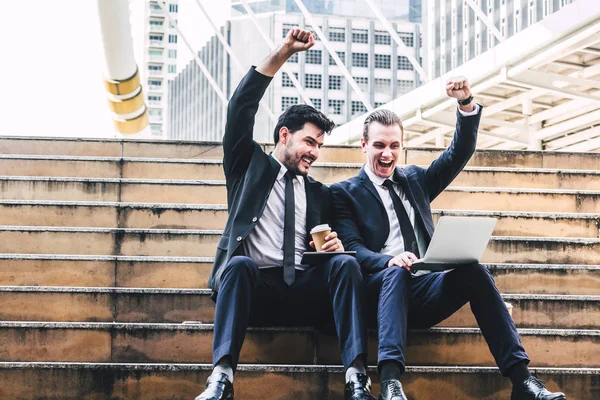 Sucesso Dois Empresários Terno Elegante Preto Sentado Celebrando Com Braços — Fotografia de Stock