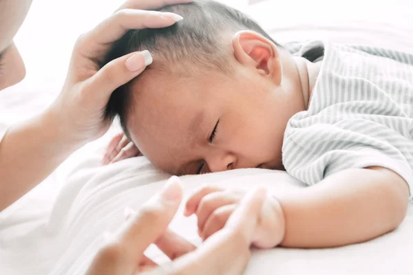 Madre Sosteniendo Mano Del Bebé Dormido Cama Blanco Amor Por — Foto de Stock
