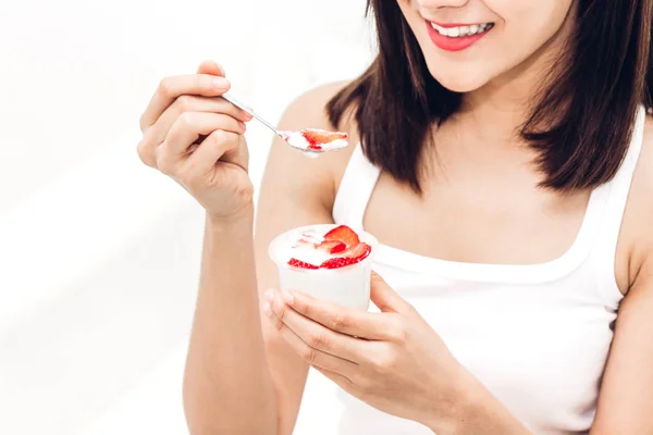 Home Dieting Concept Healthy 라이프 스타일 소파에 신선한 딸기와 요구르트를 — 스톡 사진