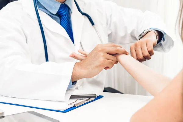 Médico Revisando Pulso Paciente Femenina Hospital Healthcare Medicina — Foto de Stock