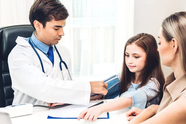 Médecin Discutant Consultant Vérifiant Information Avec Petite Fille Mère Hôpital — Photo