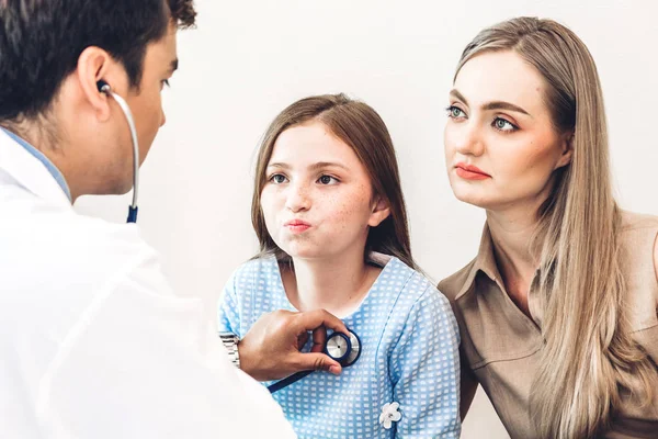 Arzt Untersucht Kleines Mädchen Mit Stethoskop Krankenhaus — Stockfoto