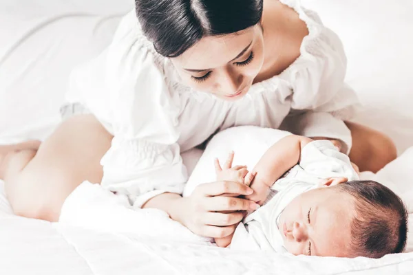 Madre Che Tiene Mano Del Bambino Addormentato Sul Letto Bianco — Foto Stock