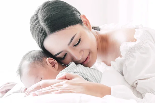 Madre Beso Sosteniendo Durmiendo Bebé Mano Blanco Bed Love Concepto —  Fotos de Stock