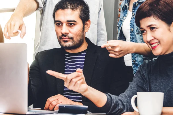 Grupp Casual Business Diskuterar Och Arbetar Med Laptop Computer Creative — Stockfoto