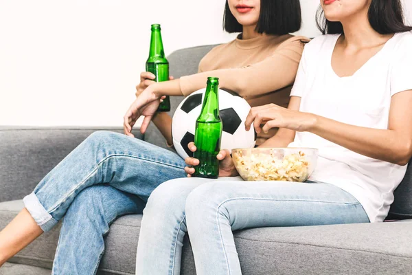 人の女性友人がポップコーンを食べ ビールを一緒に飲むと自宅のソファでサッカーの試合を見てします 友情とパーティーのコンセプト — ストック写真