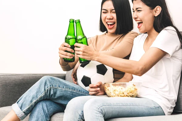 Zwei Freundinnen Die Zusammen Popcorn Essen Und Bier Trinken Und — Stockfoto