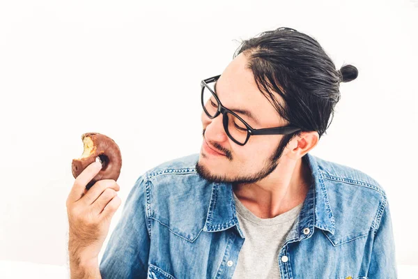 Молодой Человек Любит Шоколадный Торт Пончик Дома — стоковое фото