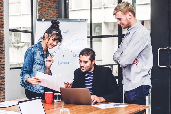 Groep Casual Bedrijf Bespreken Werken Met Laptop Computer Creative Business — Stockfoto