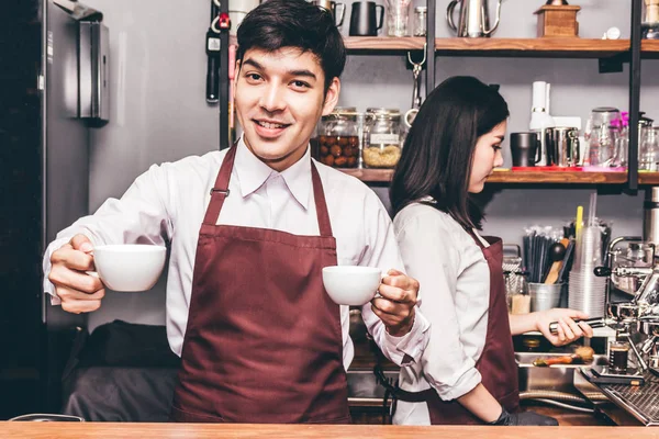 Retrato Pareja Propietarios Pequeñas Empresas Sonriendo Trabajando Detrás Barra Mostrador — Foto de Stock