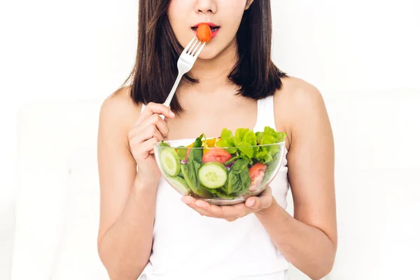 Mujer Feliz Comiendo Mostrando Ensalada Fresca Saludable Estilo Vida Bowl — Foto de Stock