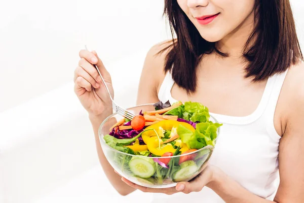 Mujer Feliz Comiendo Mostrando Ensalada Fresca Saludable Estilo Vida Bowl — Foto de Stock