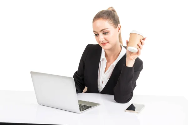 Mujer Negocios Sonriente Usando Una Computadora Portátil Aislada Sobre Fondo — Foto de Stock