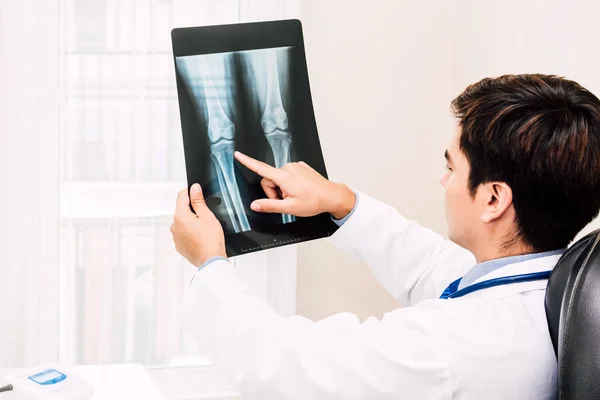 Arzt Betrachtet Röntgenbild Krankenhaus — Stockfoto
