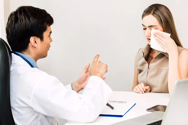 Médecin Discutant Consultant Avec Patien Femme Sur Table Des Médecins — Photo